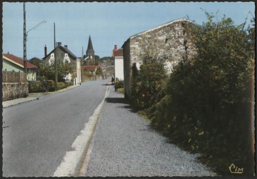 La rue menant au centre-bourg de Saint-Philbert-du-Pont-Charrault.